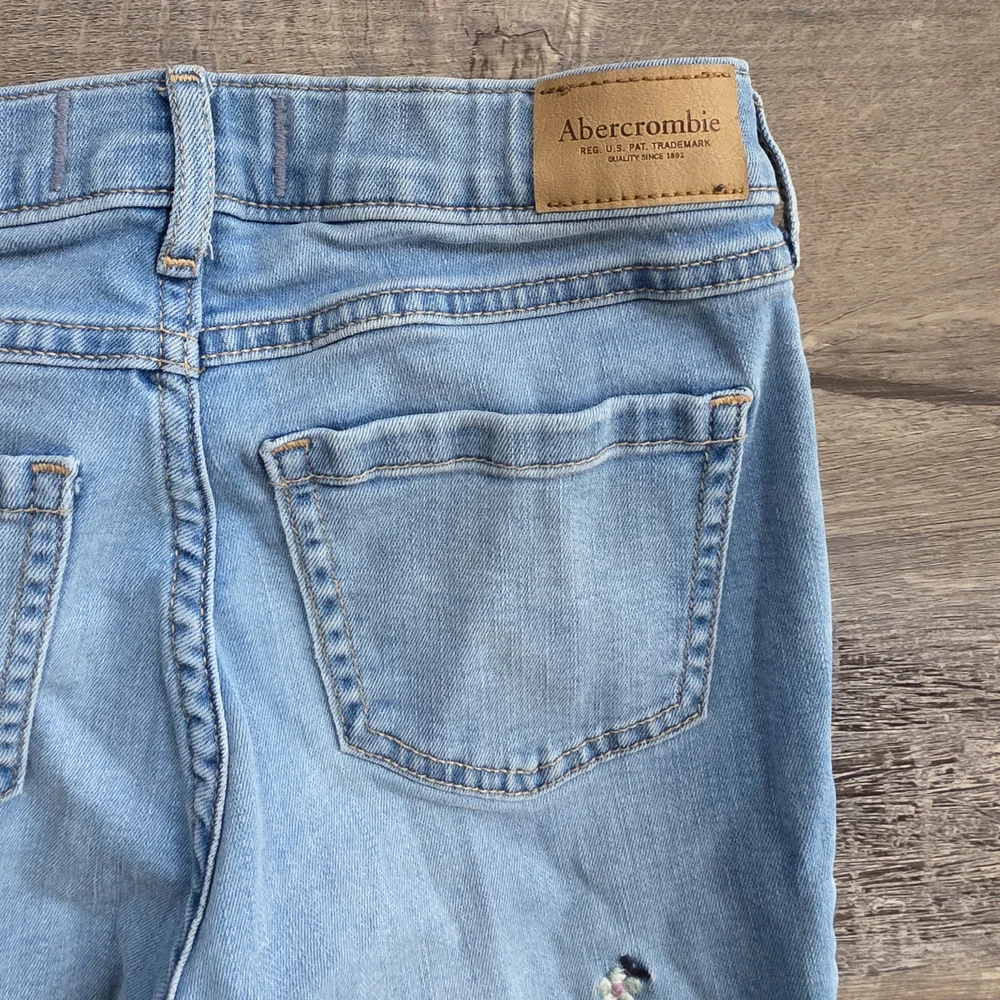 abercrombie kids High Rise Flare Jeans with Embroidered Flowers Size 11/12 R